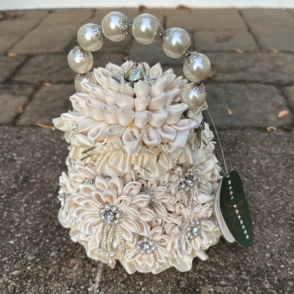 Mary Frances Handbags - NWT Mary Frances White Dahlia fabric & pearl handbag